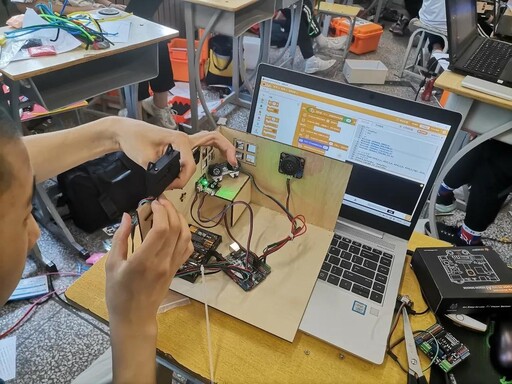 僅僅需要等待短短幾十秒，就能拿到與自己設(shè)計的分毫不差的結(jié)構(gòu)件，使將自己的創(chuàng)意變?yōu)楝F(xiàn)實。