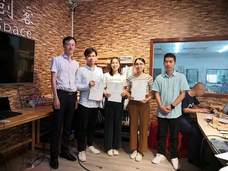 陳老師與學員們合照