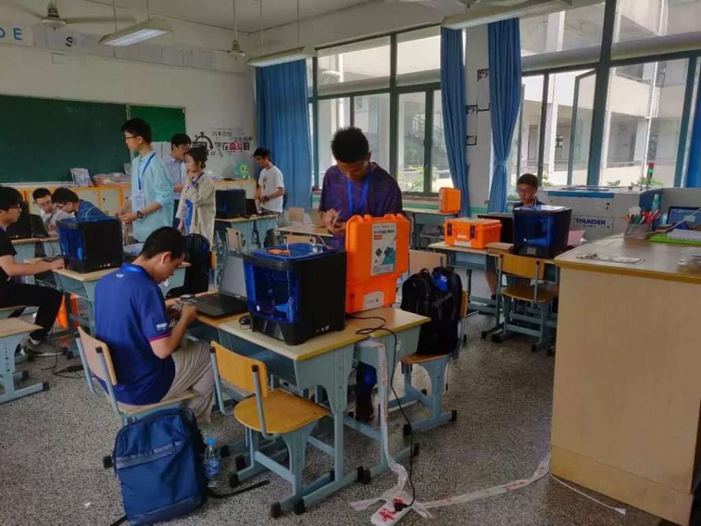 比賽在緊張的氣氛中有條不紊的進行著，許多選手都是兩耳不聞周圍事，一心埋頭搞創(chuàng)造。