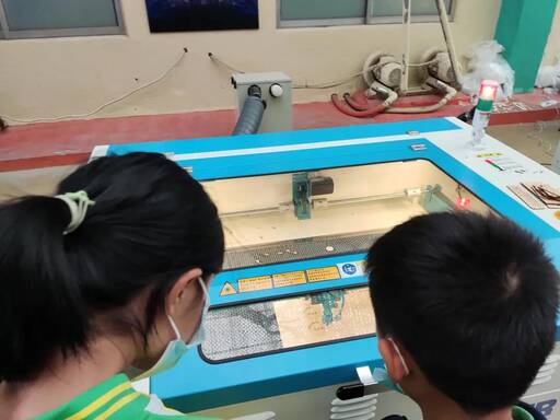 比賽選手全神貫注查看自己的作品