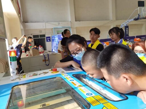 雷宇作為本次活動的支持方，提供了LaserMaker建模軟件與激光切割硬件支持。