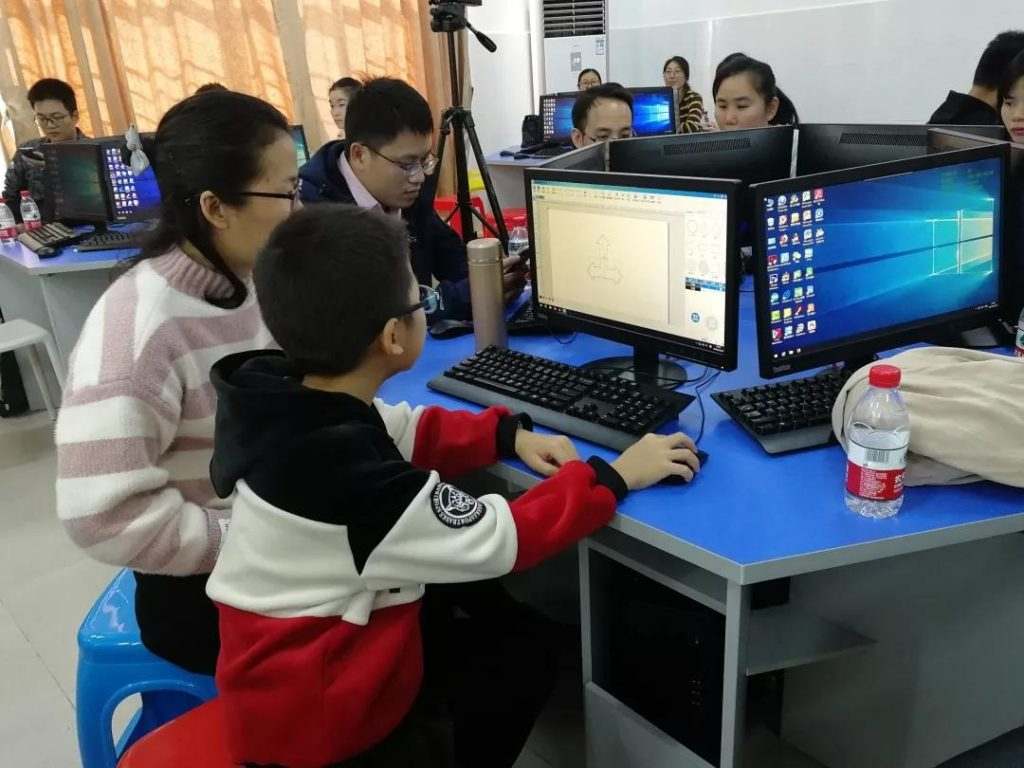 還有老師帶著小朋友一起學(xué)習(xí)