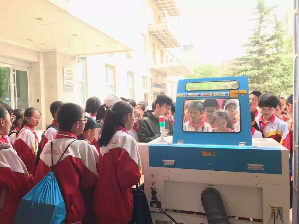 學生圍觀激光切割機