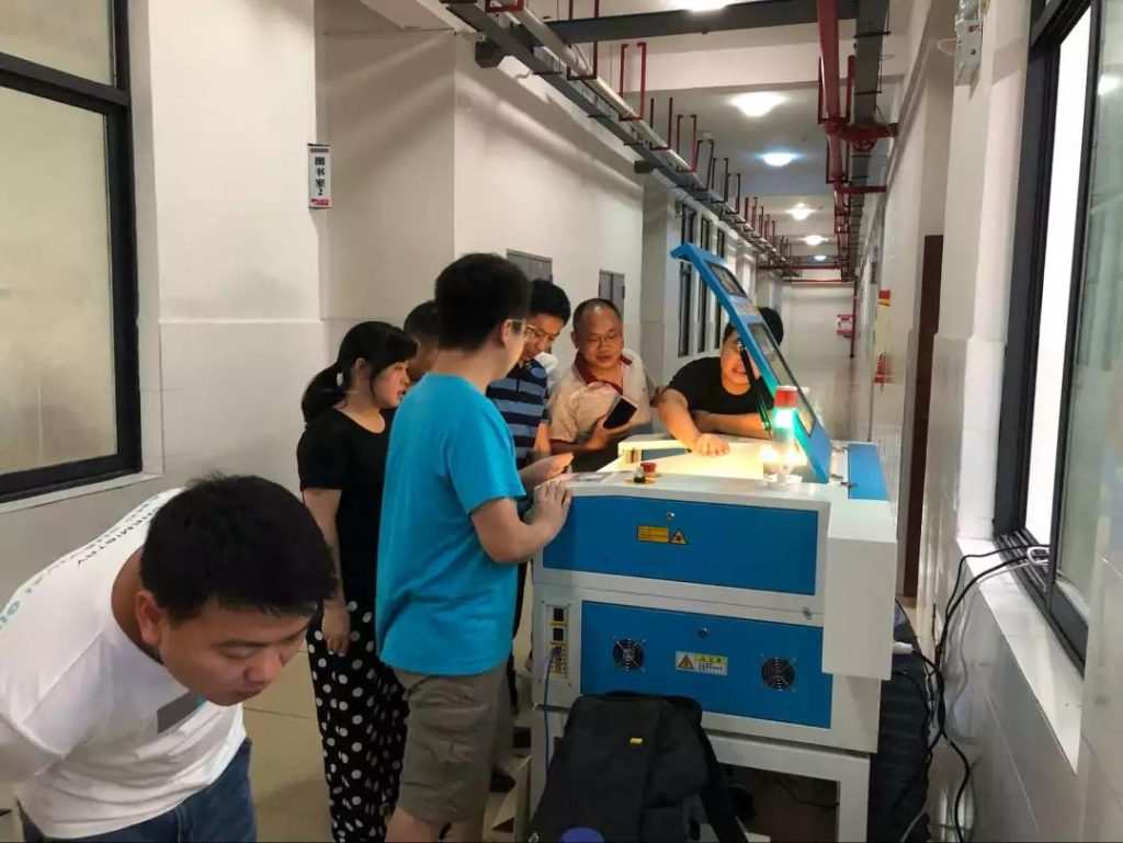 演示激光切割機(jī)的操作