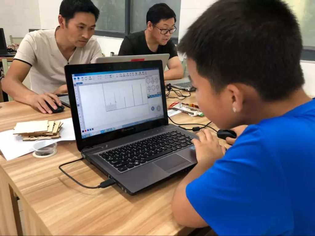 邊教邊學(xué)的方式讓學(xué)員快速上手設(shè)計(jì)