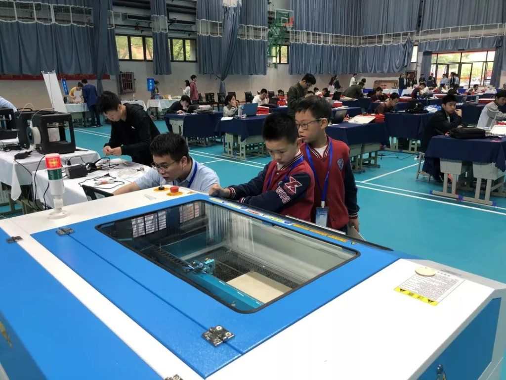 雷小宇也快樂地忙碌著