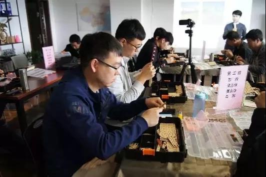 參加培訓(xùn)的教師們認真制作