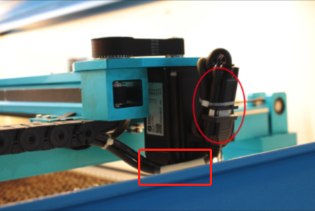  紅圈：X軸電機(jī)的接口（位于機(jī)器右上側(cè)門） 