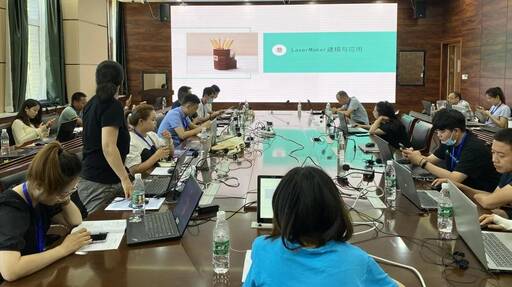 雷宇團隊在三維設(shè)計2班為學(xué)員老師開展邊學(xué)理論邊動手實操的激光造物專題課程。