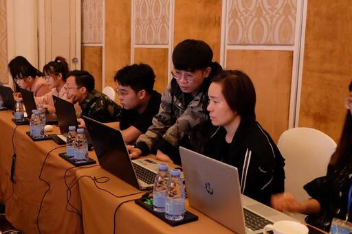 激光切割機(jī)器和LaserMaker建模軟件的培訓(xùn)在第二天展開(kāi)