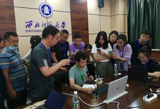 老師為參訓(xùn)學(xué)員講解了如何正確操作及使用激光切割機