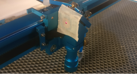 （紅光指示光路路徑與激光光路路徑重合，調(diào)試完成） 