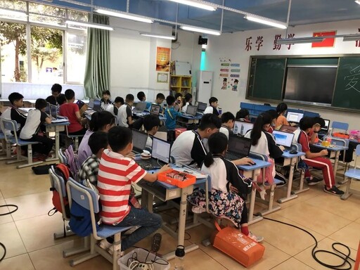 創(chuàng)客們認(rèn)真制作中