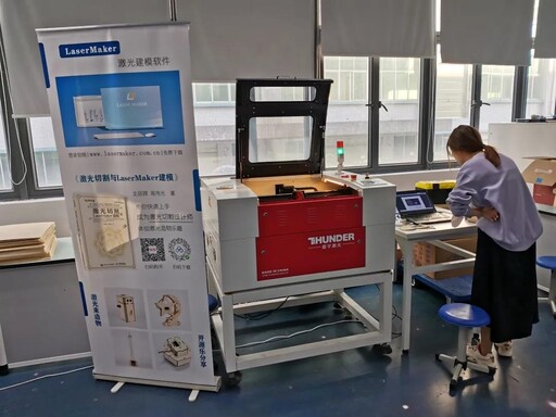 雷宇帶著樂造匠助力此次活動(dòng)的現(xiàn)場創(chuàng)客馬拉