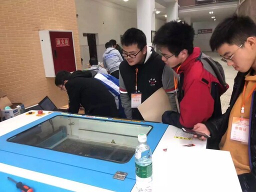 參賽學(xué)生要在規(guī)定時(shí)間內(nèi)使用組委會(huì)提供的器材，通過電腦編程、硬件搭建、造型設(shè)計(jì)等創(chuàng)作智能實(shí)物作品。