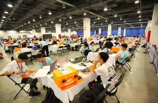 本次比賽采用的是現(xiàn)場(chǎng)制作的方式，分為初中組和高中組。