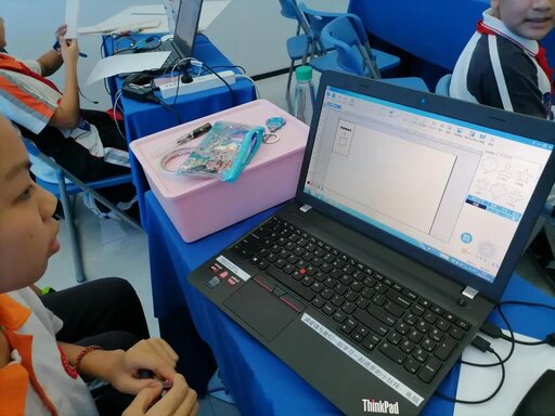 比賽現場，創(chuàng)客們認真構圖