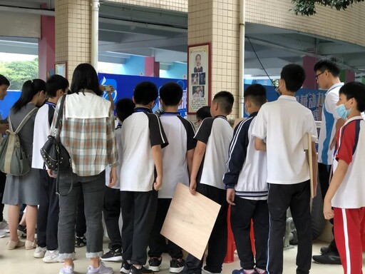 排隊(duì)使用激光切割機(jī)切割出剛剛在LaserMaker建模軟件里設(shè)計(jì)出的結(jié)構(gòu)件