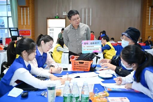 所有參賽小組開啟激烈的頭腦風暴