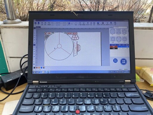 激光切割機(jī)與LaserMaker就位