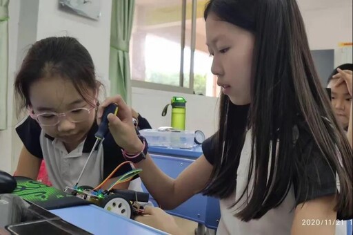 認(rèn)真組裝中