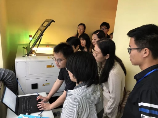 學(xué)員們認(rèn)真地學(xué)習(xí)理論知識(shí)，并上手實(shí)操