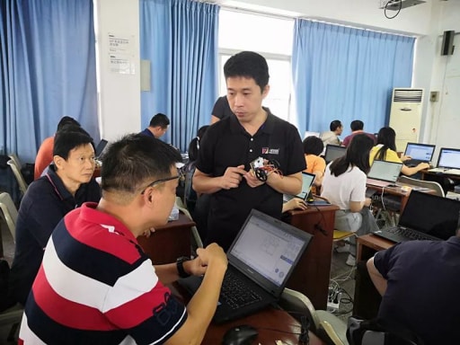 在場(chǎng)的學(xué)員老師都顯得格外認(rèn)真和投入。