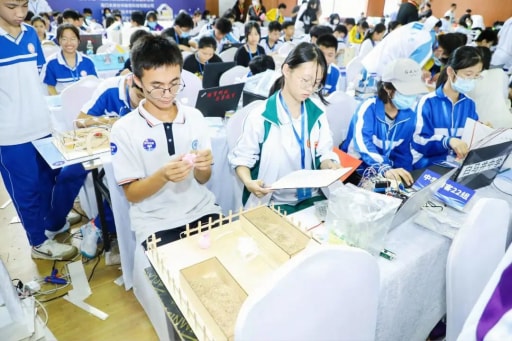 雷宇與創(chuàng)趣天地助力第二十三屆海南省學(xué)生信息素養(yǎng)提升實(shí)踐活動