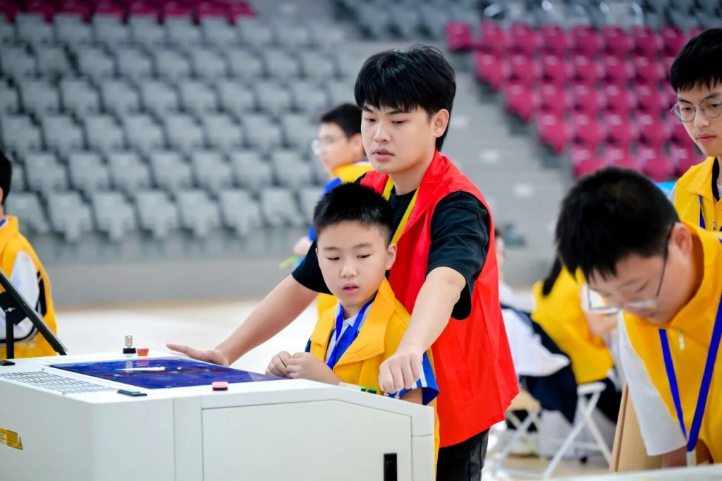 激光技術(shù)與AI創(chuàng)意深度融合，雷宇教育助力2025年深圳市中小學(xué)生AI+創(chuàng)客馬拉松競賽圓滿舉辦